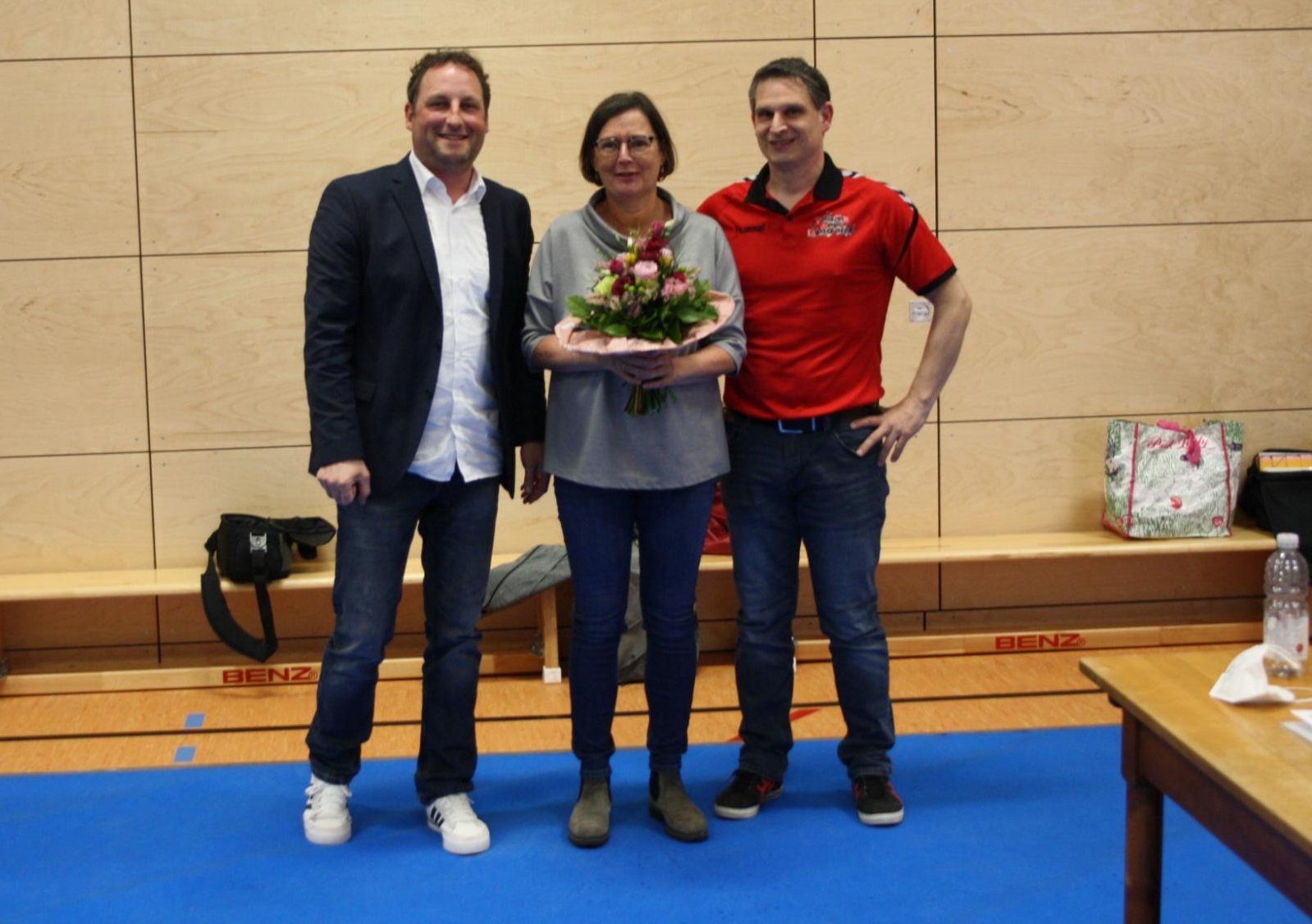 Pressewartin Bärbel Ulrich (Mitte) bei Ihrer Verabschiedung mit Andreas Merz (1. Vorsitzende) und Markus Weick (stellvertretenden Vorstand, Abteilungsleitung Handball)